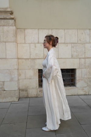 Kremowe kimono damskie z delikatnym kwiatowym wzorem marki Elizka